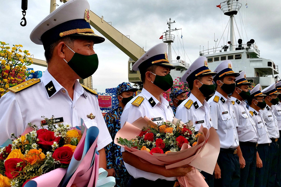 Thành viên đoàn công tác Bộ Tư lệnh Vùng 2 Hải quân chuẩn bị lên đường tra thăm, chúc Tết Nhâm Dần 2022 tại các nhà giàn DK1. (Ảnh: Thu Hiền/TTXVN)