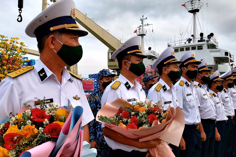 Thành viên đoàn công tác Bộ Tư lệnh Vùng 2 Hải quân chuẩn bị lên đường tra thăm, chúc Tết Nhâm Dần 2022 tại các nhà giàn DK1. (Ảnh: Thu Hiền/TTXVN)