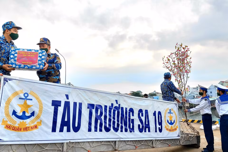 Những thùng quà, cành đào được chiến sỹ cẩn thận đưa lên tàu Trường Sa 19. (Ảnh: Thu Hiền/TTXVN)