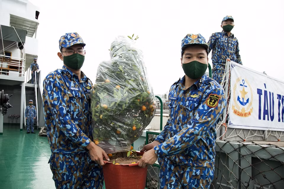 Các chiến sỹ chuyển những cây quất lên tàu để đưa tới các nhà giàn DK1. (Ảnh: Hồng Đạt/TTXVN)