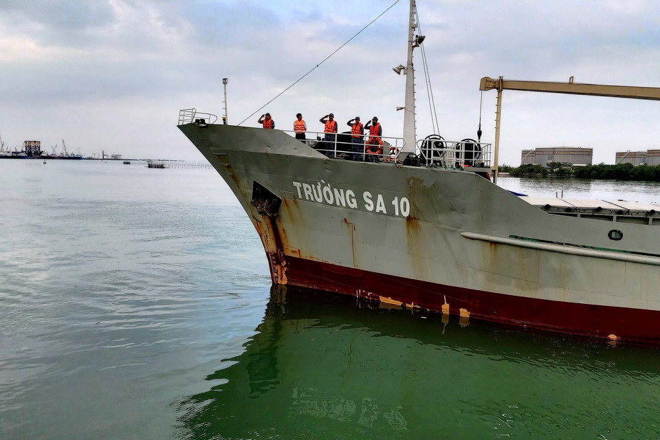 Tàu Trường Sa 10 rời Quân cảng Lữ đoàn 171 đưa đoàn công tác số 1 Bộ Tư lệnh Vùng 2 Hải quân đi thăm, chúc Tết tại các nhà giàn DK1. (Ảnh: Thu Hiền/TTXVN)