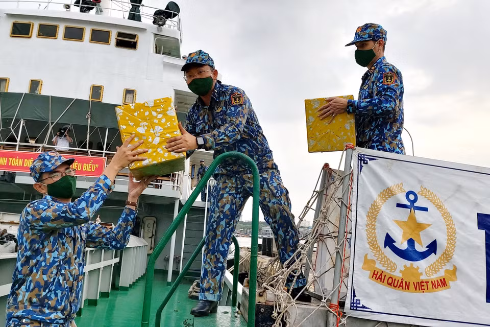 Các chiến sỹ chuyển hàng hóa, quà Tết lên tàu Trường Sa 19 để vận chuyển đến các nhà giàn DK1. (Ảnh: Thu Hiền/TTXVN)