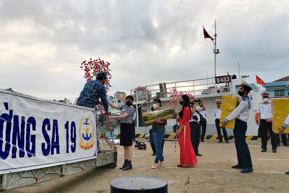 Chuyển quà Tết lên tàu Trường Sa 19. (Ảnh: Thu Hiền/TTXVN)