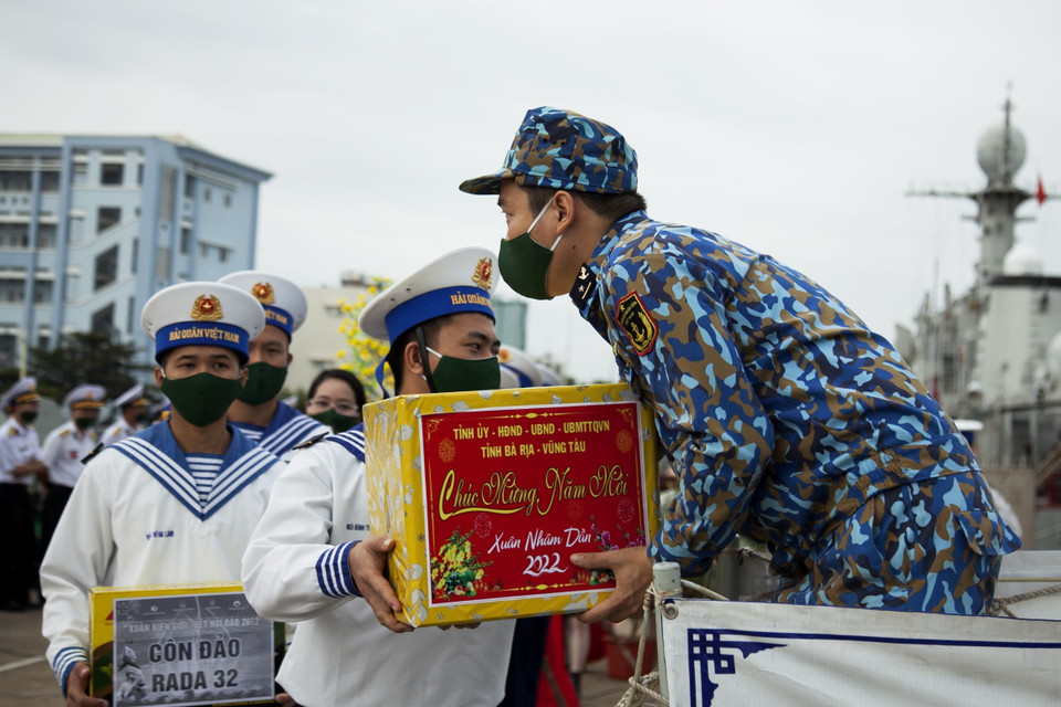 Chuyển quà Tết lên tàu để đưa tới các nhà giàn DK1. (Ảnh: Hồng Đạt/TTXVN)