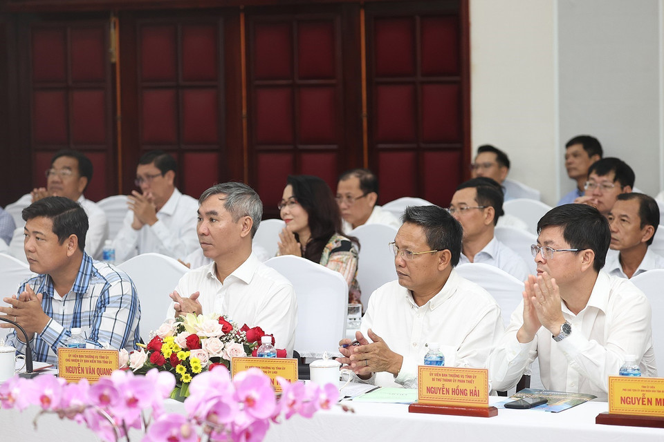 Hình ảnh lãnh đạo chủ chốt tỉnh Bình Thuận tham dự buổi làm việc. (Ảnh: Dương Giang/TTXVN)