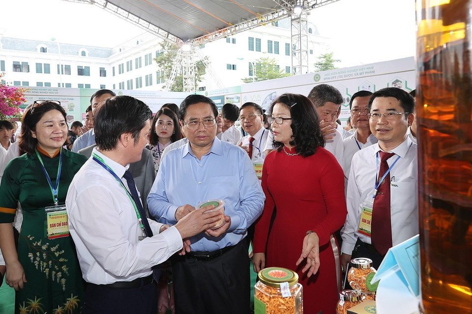 Thủ tướng Phạm Minh Chính thăm các gian hàng trưng bày sản phẩm nông nghiệp. (Ảnh: Dương Giang/TTXVN)