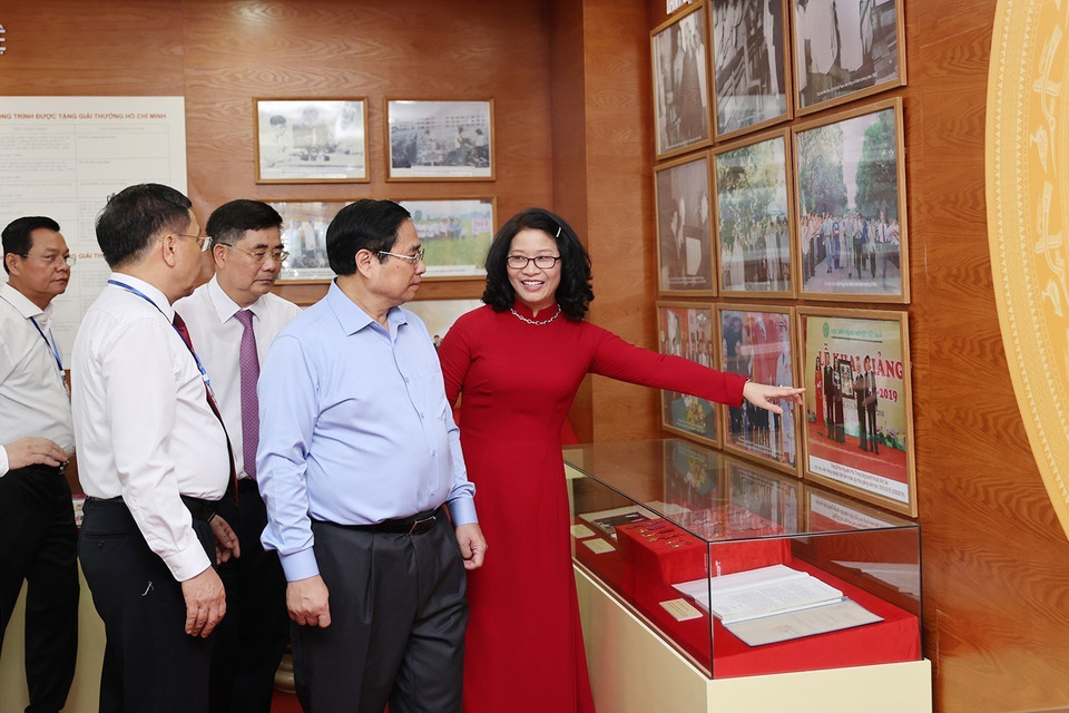 Thủ tướng Phạm Minh Chính thăm Phòng truyền thống của Học viện Nông nghiệp Việt Nam. (Ảnh: Dương Giang/TTXVN)