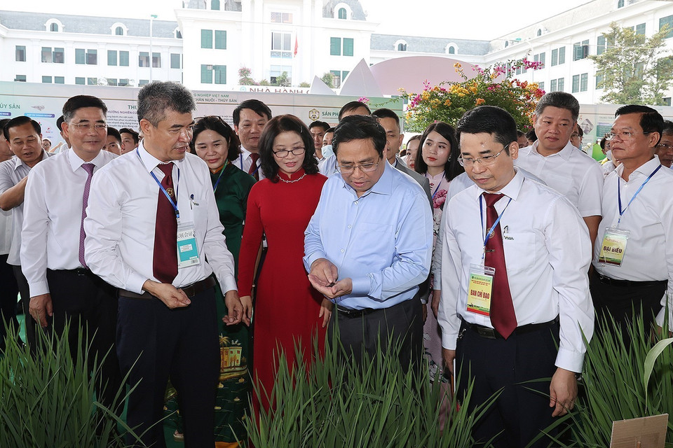 Hình ảnh Thủ tướng Phạm Minh Chính thăm các gian hàng trưng bày sản phẩm nông nghiệp. (Ảnh: Dương Giang/TTXVN)