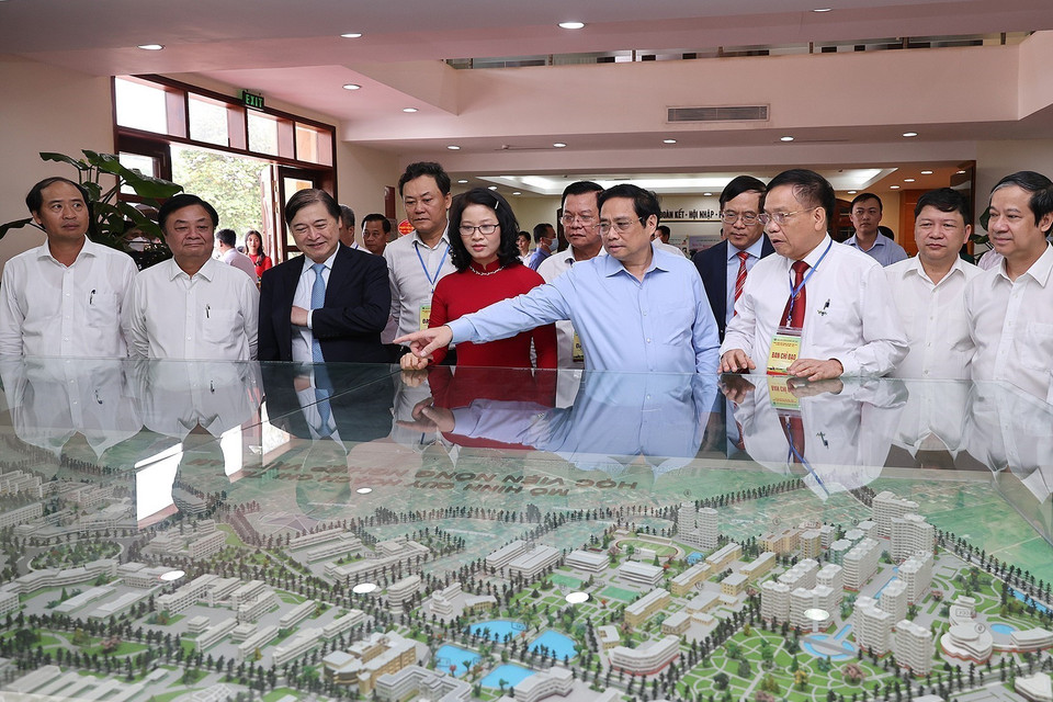 Thủ tướng Phạm Minh Chính thăm Phòng truyền thống của Học viện Nông nghiệp Việt Nam. (Ảnh: Dương Giang/TTXVN)