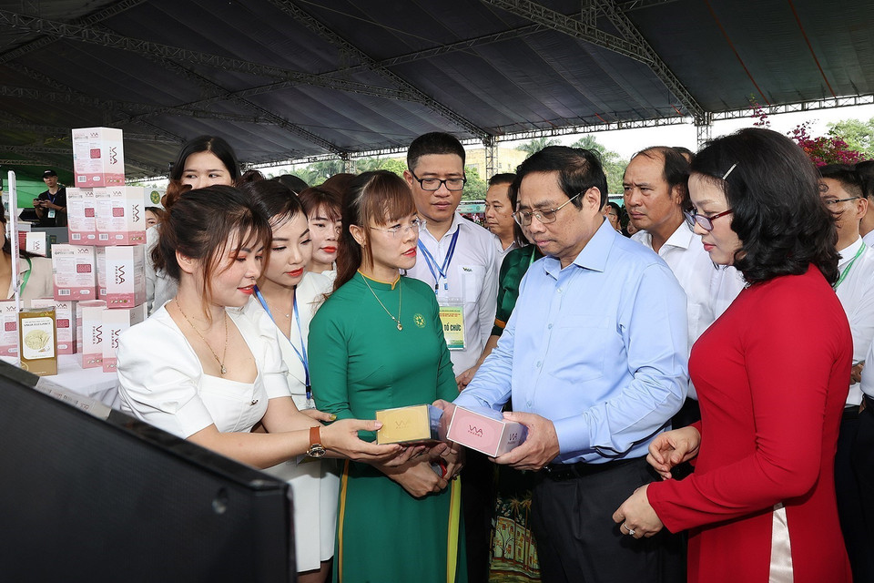 Hình ảnh Thủ tướng Phạm Minh Chính thăm các gian hàng trưng bày sản phẩm nông nghiệp. (Ảnh: Dương Giang/TTXVN)