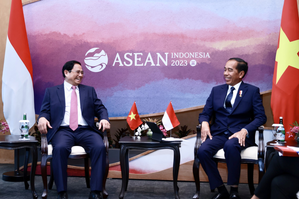 Quang cảnh buổi gặp giữa Thủ tướng Phạm Minh Chính và Tổng thống Indonesia Joko Widodo. (Ảnh: Dương Giang/TTXVN)