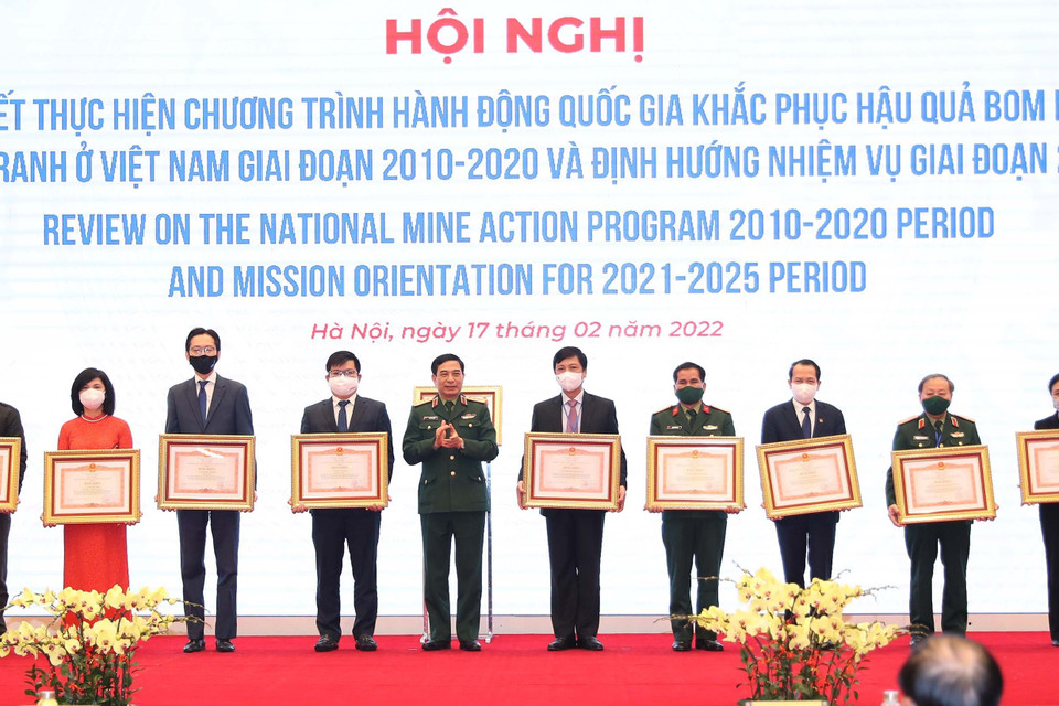 Đại tướng Phan Văn Giang, Bộ trưởng Bộ Quốc phòng trao Bằng khen của Thủ tướng Chính phủ cho các tập thể. (Ảnh: Trọng Đức/TTXVN)