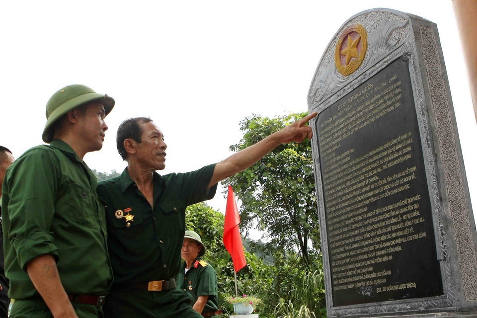 Tấm bia đá khắc lại những câu chuyện, ký ức không quên của một thời lịch sử đã qua trong Đài hương tưởng niệm các anh hùng liệt sỹ tại điểm cao 468 nằm ở lưng chừng núi Nậm Ngặt, xã Thanh Thủy, huyện Vị Xuyên, tỉnh Hà Giang. (Ảnh: Thanh Tùng/TTXVN)