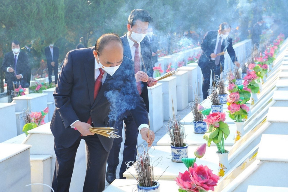Chủ tịch nước Nguyễn Xuân Phúc dâng hương tưởng niệm các Anh hùng liệt sỹ tại Nghĩa trang Liệt sỹ Quốc gia Vị Xuyên (Hà Giang), ngày 8/12/2021. (Ảnh: Minh Đức/TTXVN)