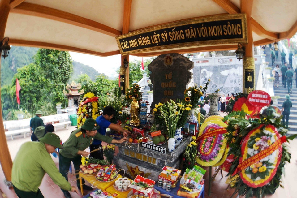 Nhiều cựu chiến binh trên khắp mọi miền Tổ quốc thắp hương tưởng niệm các đồng đội tại Đài hương tưởng niệm các anh hùng liệt sỹ trên điểm cao 468 nằm ở lưng chừng núi Nậm Ngặt, xã Thanh Thủy, huyện Vị Xuyên, tỉnh Hà Giang. (Ảnh: Thanh Tùng/TTXVN)