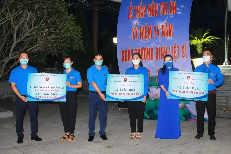 Tỉnh đoàn Hà Giang trao quà cho các địa phương để tặng gia đình thương binh, bệnh binh và gia đình chính sách trong lễ tưởng niệm, thắp nến tri ân các Anh hùng liệt sỹ tại Nghĩa trang Liệt sỹ Quốc gia Vị Xuyên. (Ảnh: Nguyễn Chiến/TTXVN)