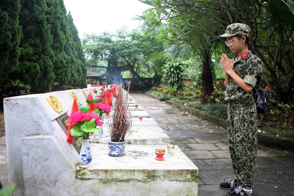 Thế hệ trẻ tưởng nhớ các anh hùng liệt sỹ đã hy sinh bảo vệ tổ quốc tại Nghĩa trang liệt sĩ Vị Xuyên (Hà Giang). (Ảnh: Thanh Tùng/TTXVN)