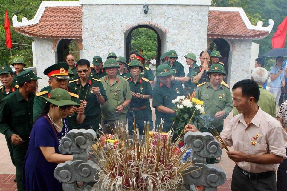 Nhiều cựu chiến binh trên khắp mọi miền Tổ quốc thắp hương tưởng niệm các đồng đội tại Đài hương tưởng niệm các anh hùng liệt sỹ trên điểm cao 468 nằm ở lưng chừng núi Nậm Ngặt, xã Thanh Thủy, huyện Vị Xuyên, tỉnh Hà Giang. (Ảnh: Thanh Tùng/TTXVN)