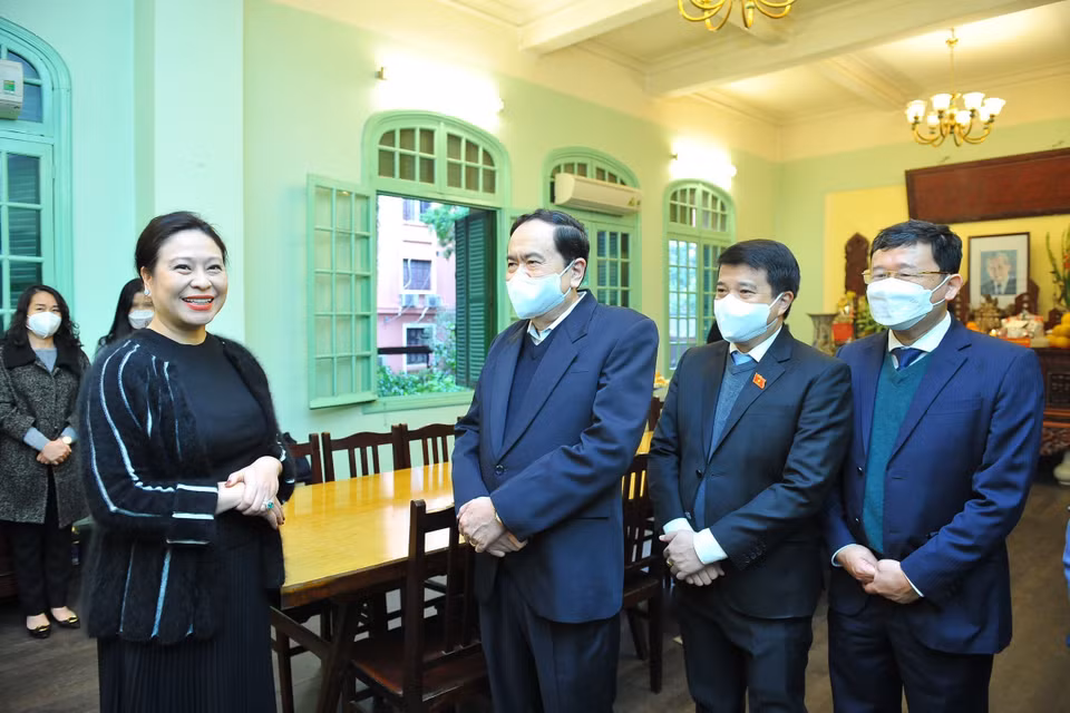 Hình ảnh Phó Chủ tịch Thường trực Quốc hội Trần Thanh Mẫn cùng đoàn công tác thắp hương tưởng niệm Tổng Bí thư Lê Duẩn tại nhà riêng. (Ảnh: Minh Đức/TTXVN)