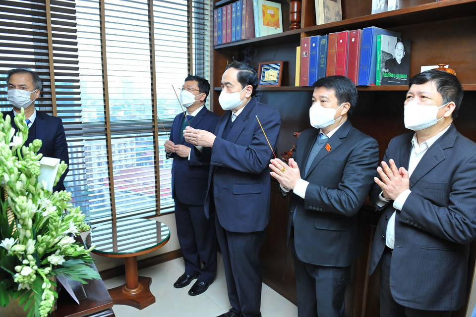 Hình ảnh Phó Chủ tịch Thường trực Quốc hội Trần Thanh Mẫn cùng đoàn công tác thăm hỏi, chúc Tết gia đình Tổng Bí thư Trường Chinh. (Ảnh: Minh Đức/TTXVN)