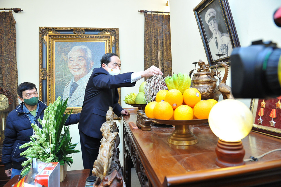 Phó Chủ tịch Thường trực Quốc hội Trần Thanh Mẫn cùng đoàn công tác thắp hương tưởng niệm Đại tướng Võ Nguyên Giáp tại nhà riêng. (Ảnh: Minh Đức/TTXVN)