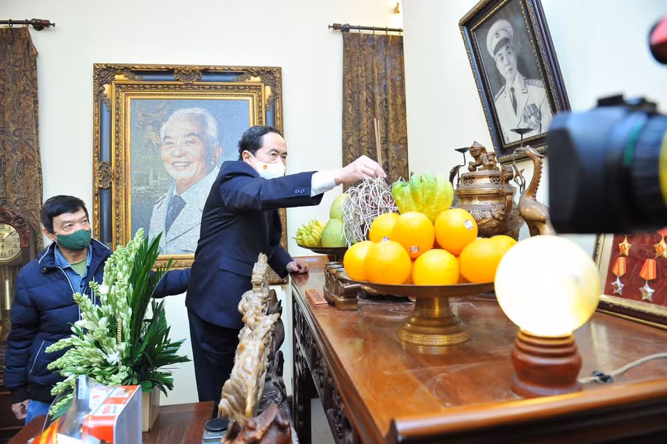 Phó Chủ tịch Thường trực Quốc hội Trần Thanh Mẫn cùng đoàn công tác thắp hương tưởng niệm Đại tướng Võ Nguyên Giáp tại nhà riêng. (Ảnh: Minh Đức/TTXVN)
