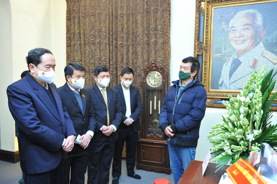 Hình ảnh Phó Chủ tịch Thường trực Quốc hội Trần Thanh Mẫn cùng đoàn công tác thắp hương tưởng niệm Đại tướng Võ Nguyên Giáp tại nhà riêng. (Ảnh: Minh Đức/TTXVN)