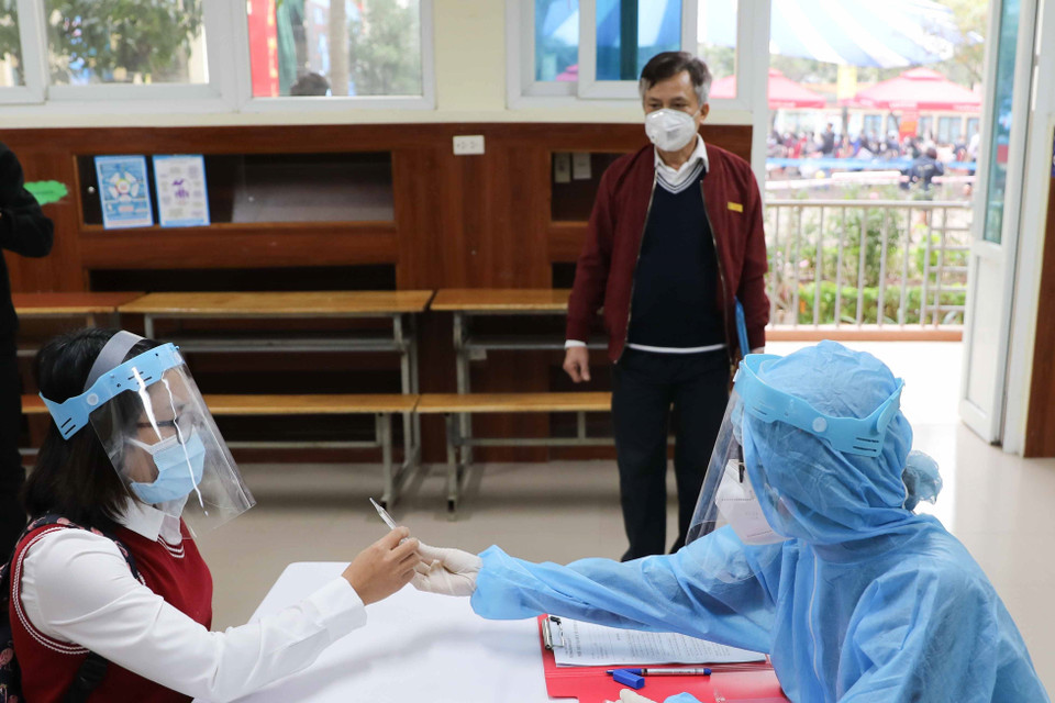 Học sinh có biểu hiện ho sốt trên lớp khi xuống phòng y tế sẽ được đo nhiệt độ, điều tra dịch tễ. Nếu có tiền sử dịch tễ sẽ được test nhanh COVID-19. (Ảnh: Thanh Tùng/TTXVN)