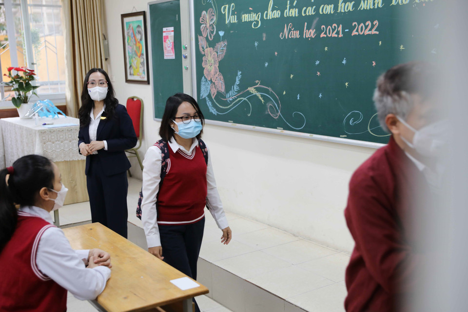 Trong thời gian học, phát hiện học sinh có biểu hiện ho, sốt nghi ngờ mắc COVID-19, giáo viên sẽ báo với nhà trường và đưa học xuống phòng cách ly y tế. (Ảnh: Thanh Tùng/TTXVN)