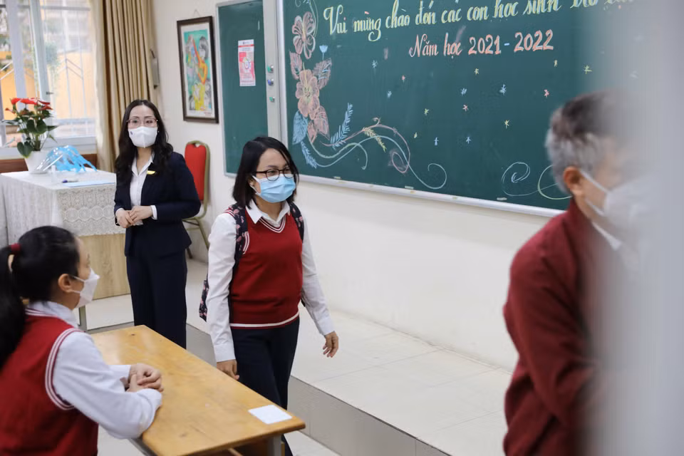 Trong thời gian học, phát hiện học sinh có biểu hiện ho, sốt nghi ngờ mắc COVID-19, giáo viên sẽ báo với nhà trường và đưa học xuống phòng cách ly y tế. (Ảnh: Thanh Tùng/TTXVN)