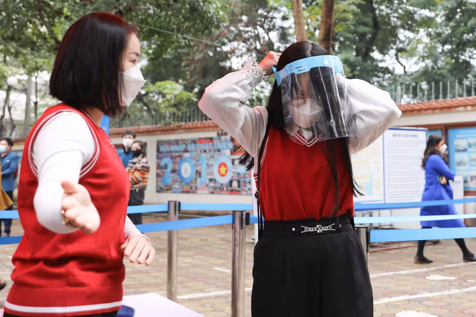 Học sinh khi đo thân nhiệt có nhiệt độ cao được hướng dẫn vào phòng cách ly y tế của trường để kiểm tra. (Ảnh: Thanh Tùng/TTXVN)