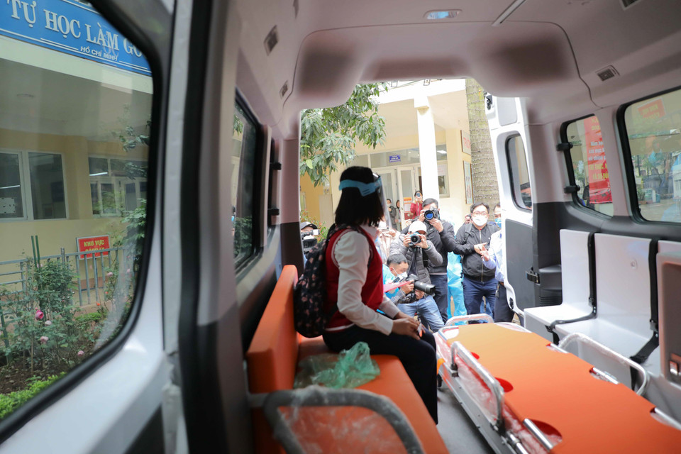 Sau khi học sinh có kết quả dương tính lần 2 sẽ được xe cứu thương chuyển đi điều trị theo quy định. (Ảnh: Thanh Tùng/TTXVN)