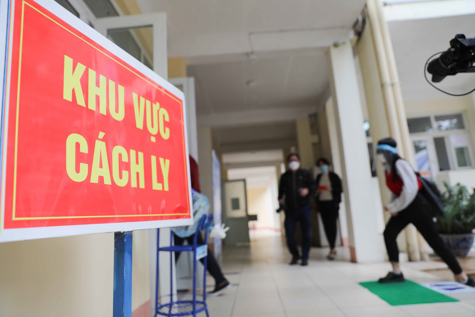 Học sinh khi đo thân nhiệt có nhiệt độ cao được hướng dẫn vào phòng cách ly y tế của trường để kiểm tra. (Ảnh: Thanh Tùng/TTXVN)