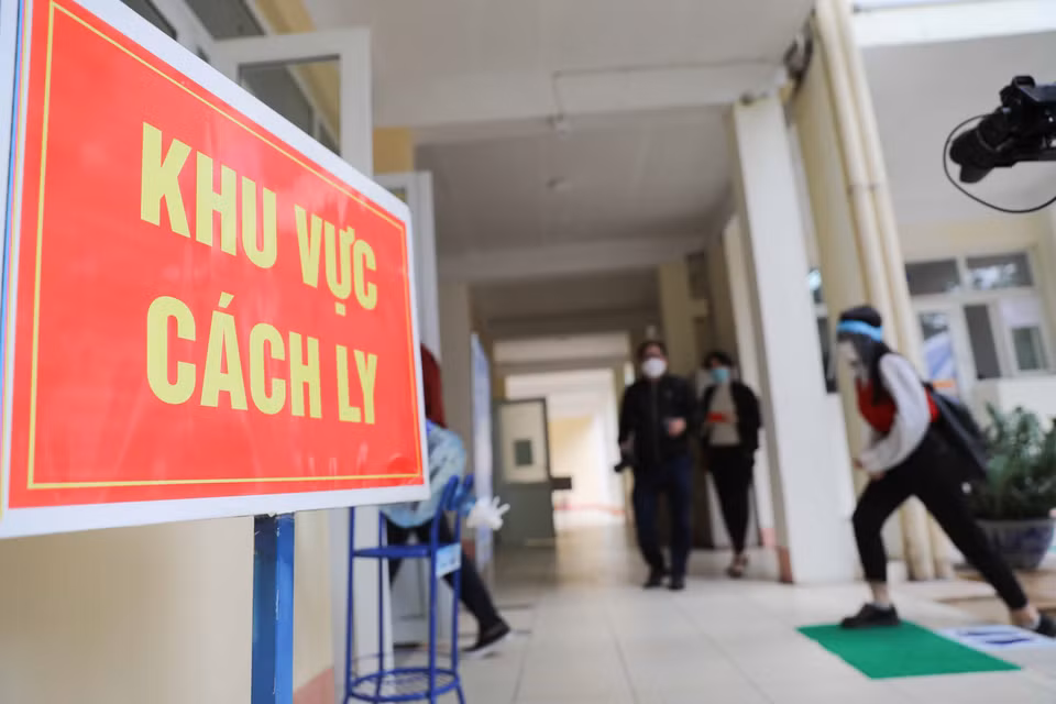 Học sinh khi đo thân nhiệt có nhiệt độ cao được hướng dẫn vào phòng cách ly y tế của trường để kiểm tra. (Ảnh: Thanh Tùng/TTXVN)