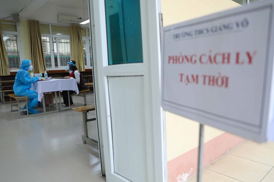 Học sinh có biểu hiện ho sốt trên lớp khi xuống phòng y tế sẽ được đo nhiệt độ, điều tra dịch tễ. Nếu có tiền sử dịch tễ sẽ được test nhanh COVID-19. (Ảnh: Thanh Tùng/TTXVN)