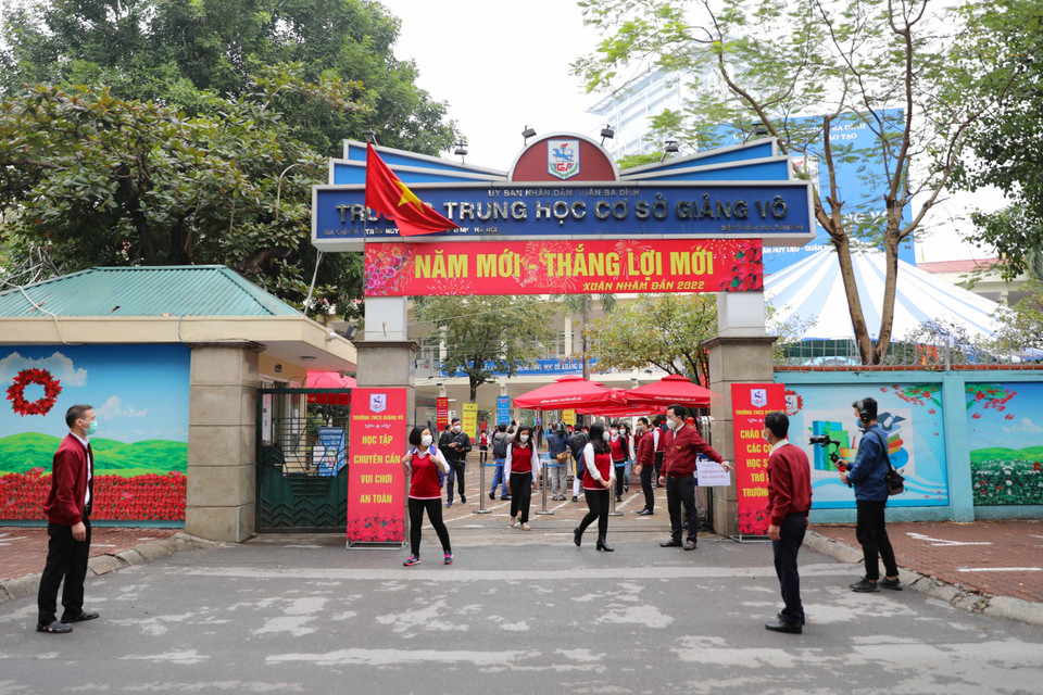 Phân luồng, hướng dẫn học sinh khi ra về. (Ảnh: Thanh Tùng/TTXVN)