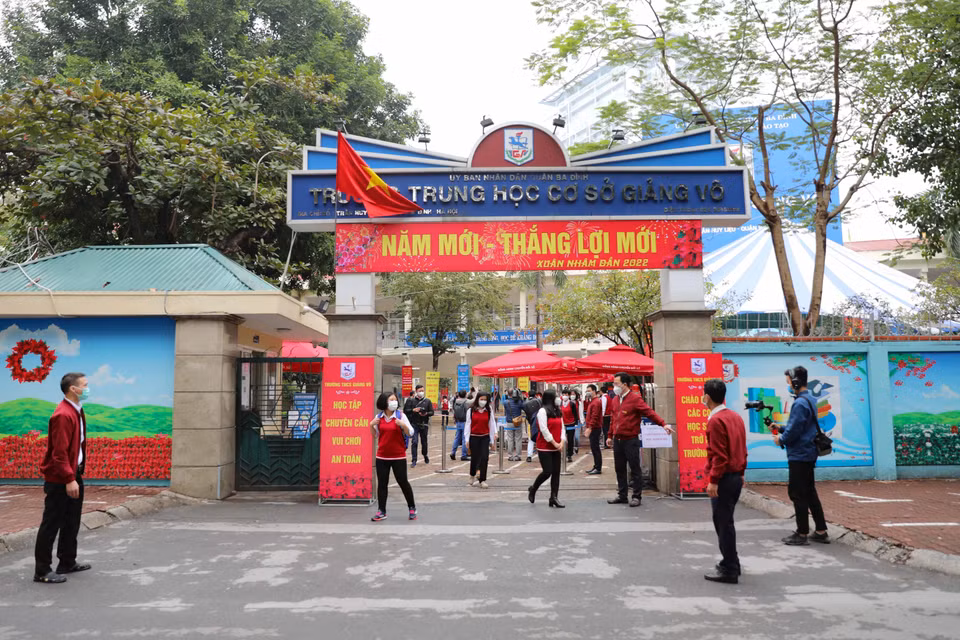 Phân luồng, hướng dẫn học sinh khi ra về. (Ảnh: Thanh Tùng/TTXVN)
