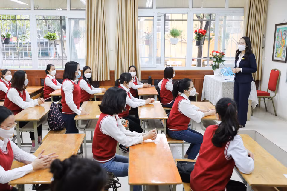 Trong thời gian học, phát hiện học sinh có biểu hiện ho, sốt nghi ngờ mắc COVID-19, giáo viên sẽ báo với nhà trường và đưa học xuống phòng cách ly y tế. (Ảnh: Thanh Tùng/TTXVN)