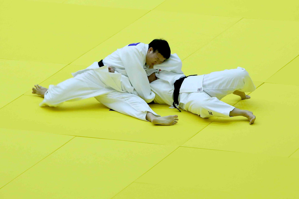 Cặp vận động viên Mai Thị Bích Trâm- Nguyễn Tường Vy thi đấu nội dung Katame No Kata (bài quyền về các kỹ thuật khống chế trong địa chiến) tại vòng loại. (Ảnh: Quang Quyết/TTXVN)