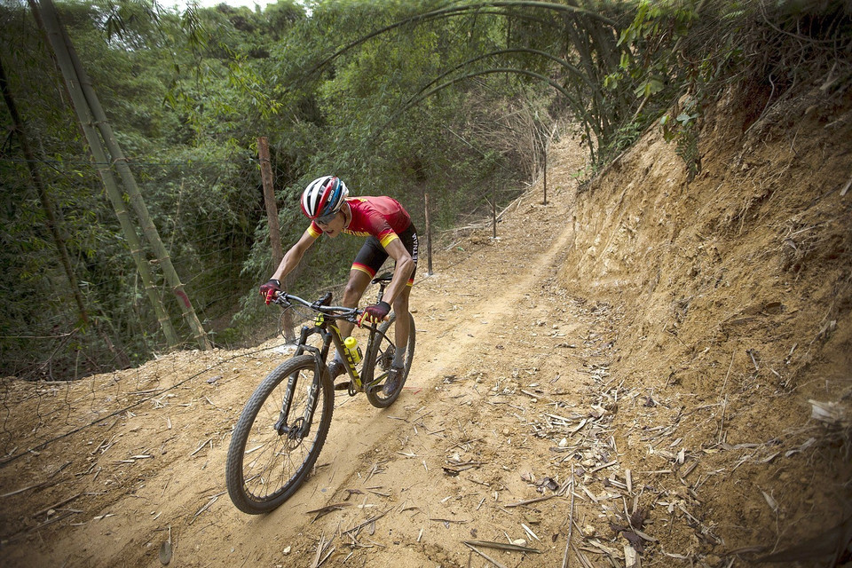 Các thành viên đội đua xe đạp địa hình Việt Nam căng mình tập luyện hướng tới mục tiêu đạt thành tích cao. (Ảnh: Trọng Đạt/TTXVN)