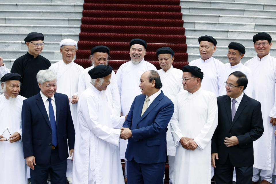 Chủ tịch nước Nguyễn Xuân Phúc tiếp đoàn đại biểu chức sắc các Hội thánh và Tổ chức Cao Đài. (Ảnh: Thống Nhất/TTXVN)