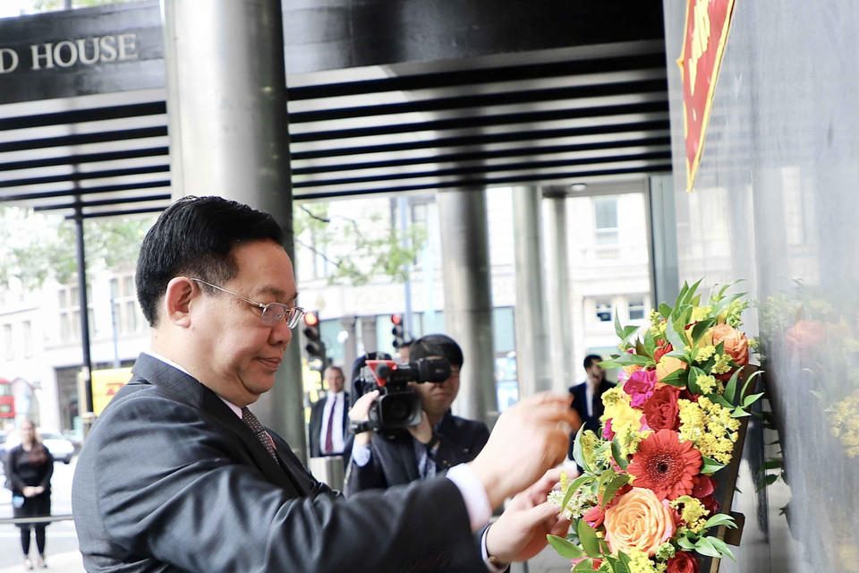 Chủ tịch Quốc hội Vương Đình Huệ đặt vòng hoa tại biển lưu niệm Chủ tịch Hồ Chí Minh thủ đô London. (Nguồn: TTXVN)