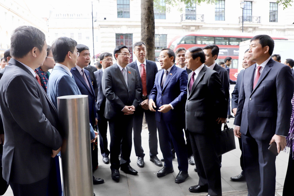Chủ tịch Quốc hội Vương Đình Huệ và các đại biểu tham quan khu lưu niệm Chủ tịch Hồ Chí Minh ở thủ đô London. (Nguồn: TTXVN)