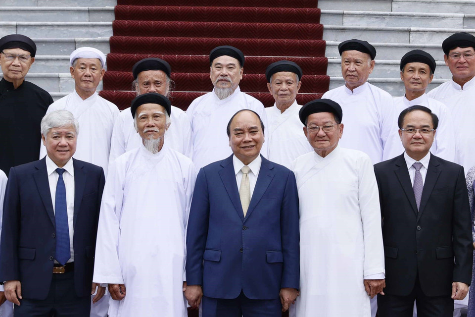 Chủ tịch nước Nguyễn Xuân Phúc và các đại biểu chức sắc các Hội thánh và Tổ chức Cao Đài. (Ảnh: Thống Nhất/TTXVN)