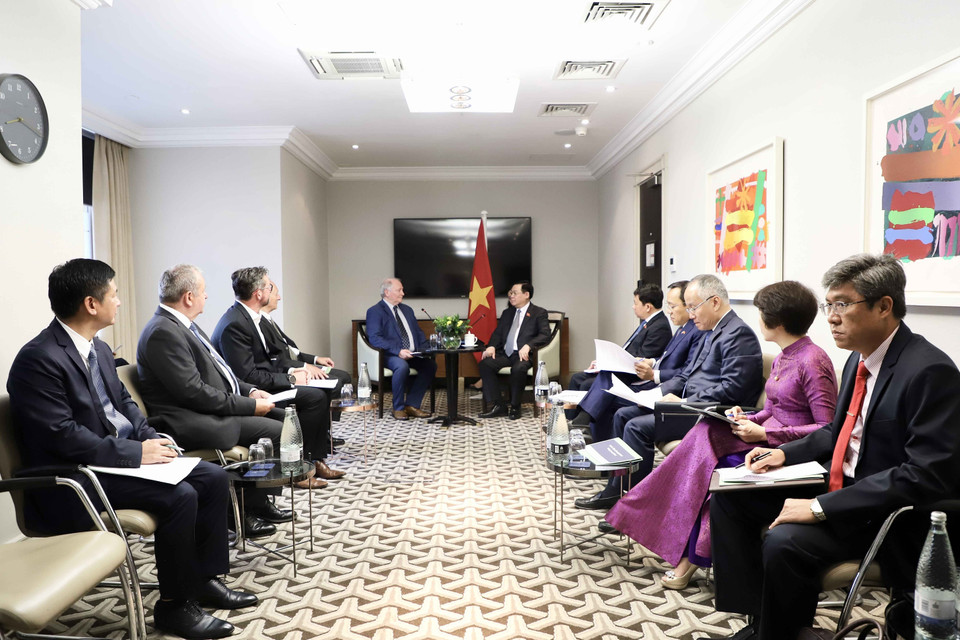 Hình ảnh Chủ tịch Quốc hội Vương Đình Huệ tiếp Chủ tịch và Giám đốc sáng lập Enterprize Energy, ông Ian Hatton. (Nguồn: TTXVN)