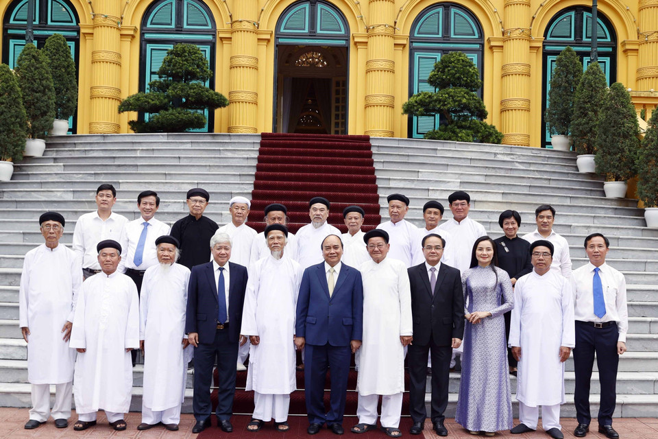 Chủ tịch nước Nguyễn Xuân Phúc và các đại biểu chức sắc các Hội thánh và Tổ chức Cao Đài. (Ảnh: Thống Nhất/TTXVN)
