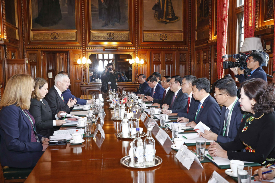 Quang cảnh buổi hội đàm giữa Chủ tịch Quốc hội Vương Đình Huệ với Chủ tịch Hạ viện Anh Lindsay Hoyle. (Ảnh: Doãn Tấn/TTXVN)