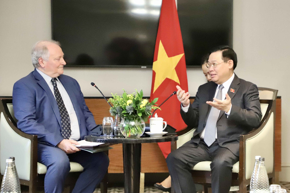 Chủ tịch Quốc hội Vương Đình Huệ tiếp Chủ tịch và Giám đốc sáng lập Enterprize Energy, ông Ian Hatton. (Nguồn: TTXVN)