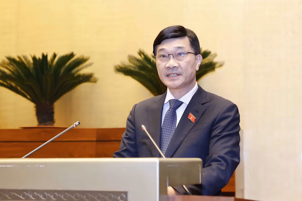 Chủ nhiệm Ủy ban Kinh tế của Quốc hội Vũ Hồng Thanh trình bày Báo cáo giải trình, tiếp thu, chỉnh lý dự thảo Nghị quyết về chính sách tài khóa, tiền tệ để hỗ trợ Chương trình phục hồi và phát triển kinh tế-xã hội. (Ảnh: Doãn Tấn/TTXVN)
