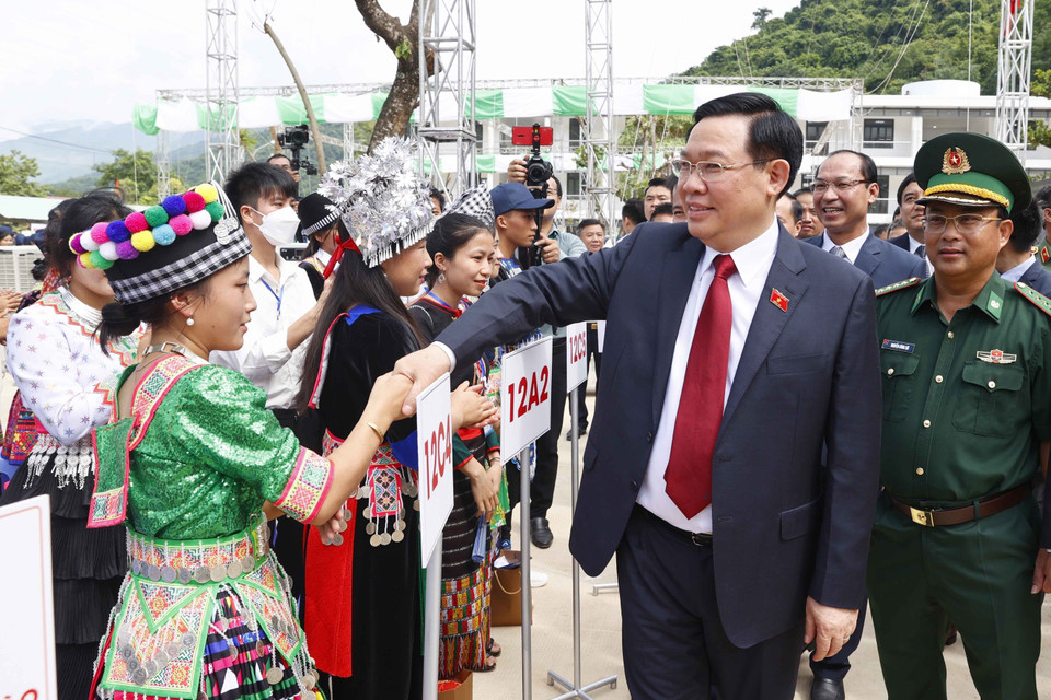 Chủ tịch Quốc hội Vương Đình Huệ và học sinh Trường THPT Kỳ Sơn dự lễ khai giảng. (Ảnh: Doãn Tấn/TTXVN)